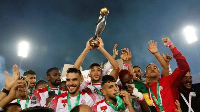 Các cầu thủ Al Ahly nâng cao chiếc cúp vô địch châu Phi, khẳng định vị thế câu lạc bộ có nhiều danh hiệu nhất lục địa đen.
