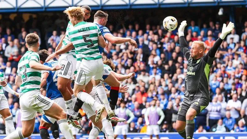 Trận derby Old Firm rực lửa giữa Rangers và Celtic – hai thế lực sở hữu bộ sưu tập danh hiệu khổng lồ của bóng đá Scotland.