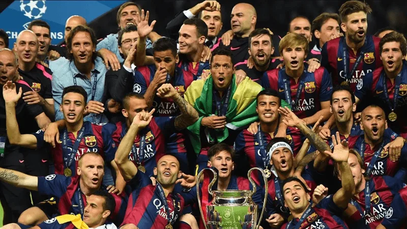 Phòng truyền thống rực rỡ đầy ắp các cúp bạc danh giá của gã khổng lồ xứ Catalonia – Barcelona.