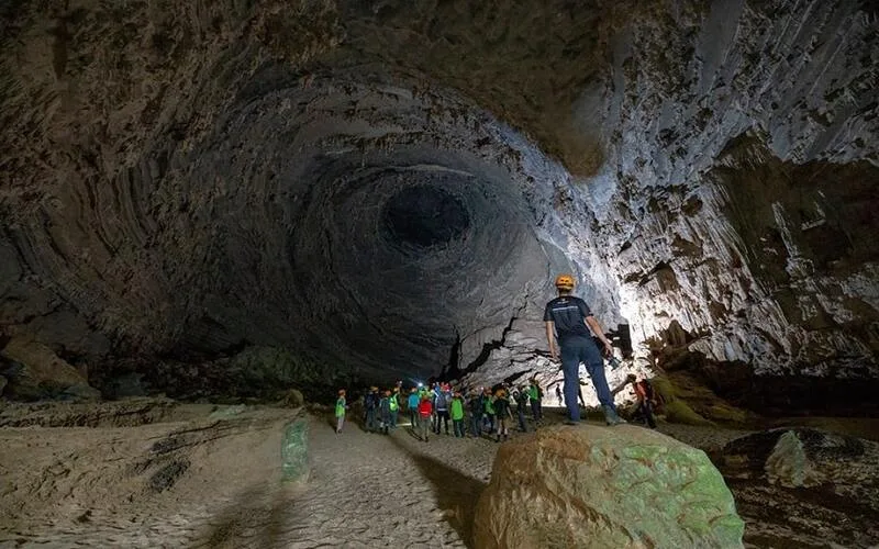 hang dong lon nhat the gioi kham pha ky quan son doong giua long quang binh