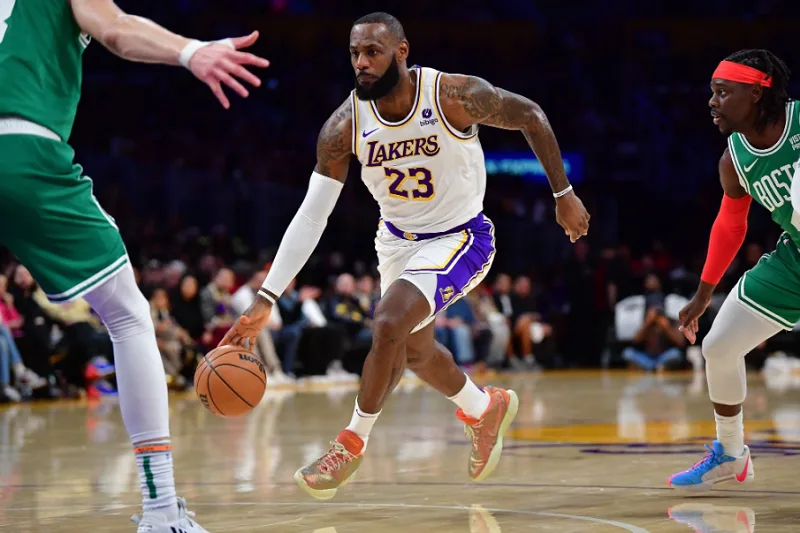LeBron James bắt đầu sự nghiệp bóng rổ như thế nào?