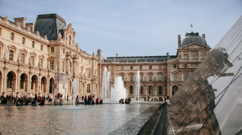 Bảo tàng Louvre rộng bao nhiêu? Có bao nhiêu hiện vật?