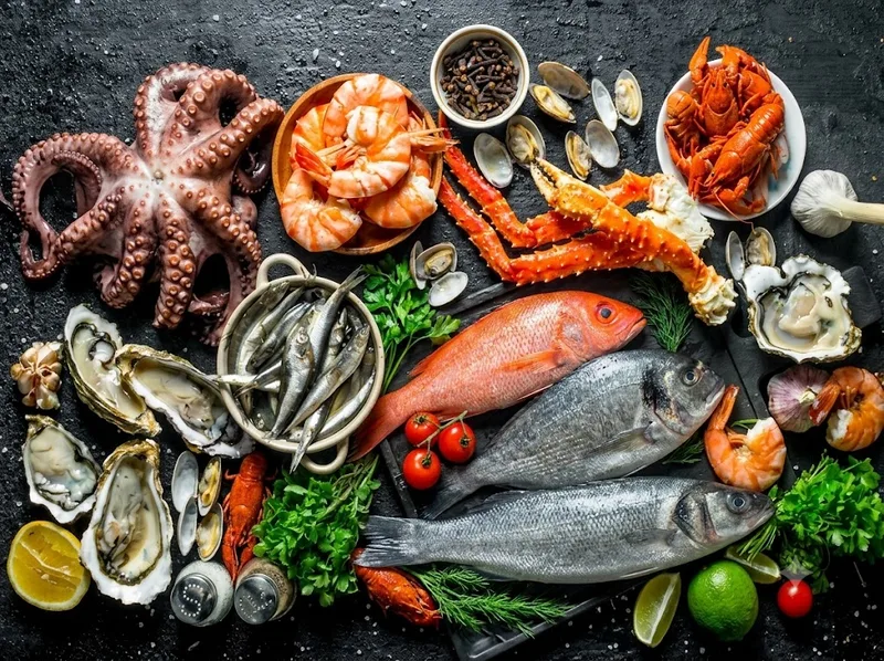 Thịt gà và hải sản không mặc nhiên gây ngứa nếu người bệnh không dị ứng.